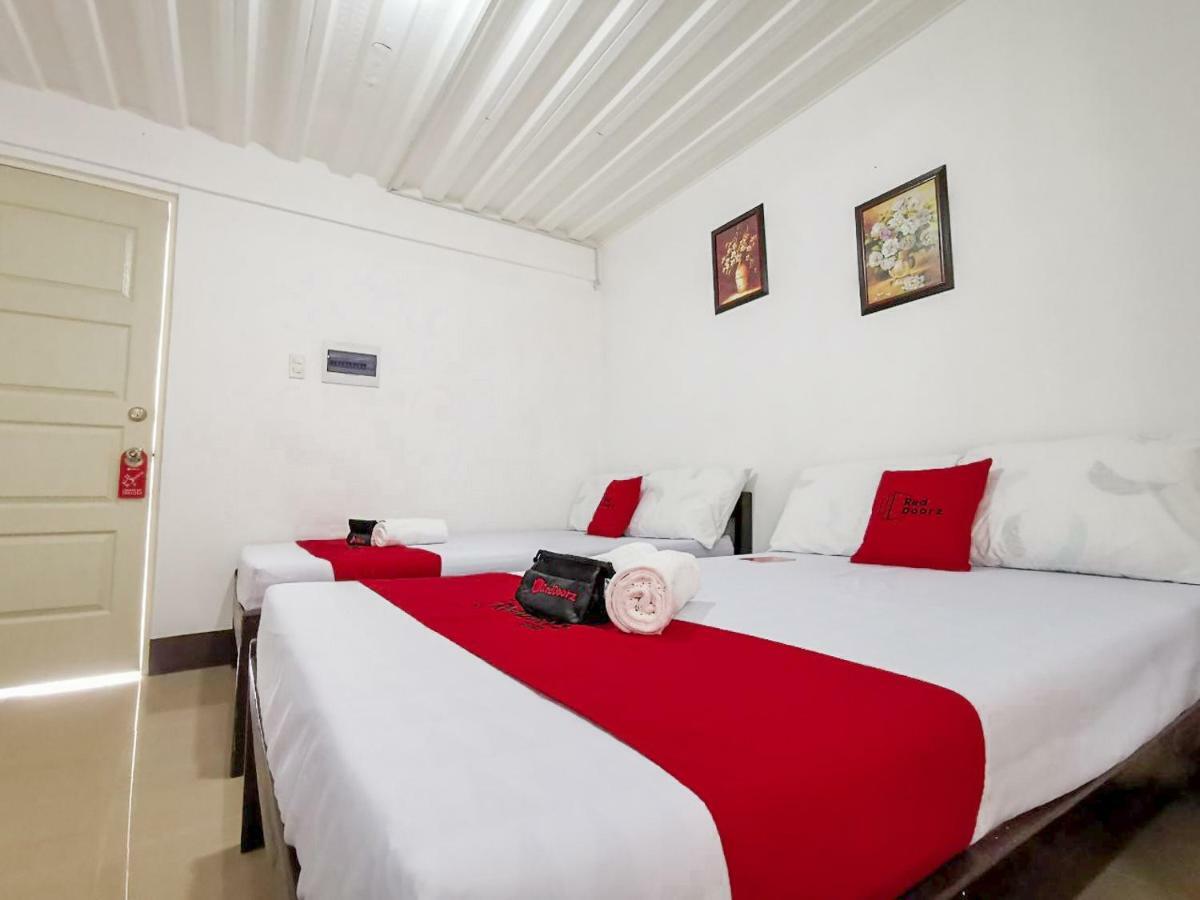 RedDoorz near Davao Medical School Foundation Hotel Esterno foto